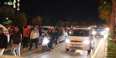 Adana’dan Gazze’ye meşaleli dayanışma: Yüzlerce araçlık konvoyla protesto