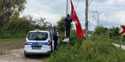 Yumurtalık’ta yıpranan bayraklar yenilendi