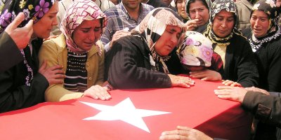 Adana'da şehit annesinin dramı: "Can verdim, evimde oturamıyorum"