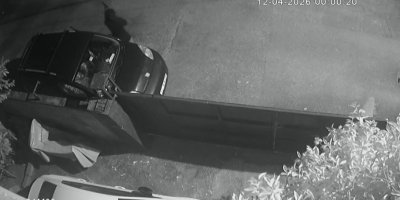 Adana'da kasklı saldırgan dehşeti: Eve tüfekle kurşun yağdırdı