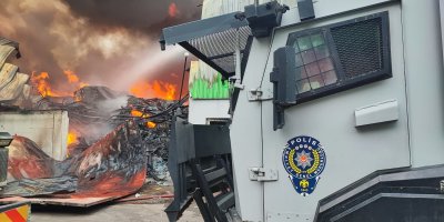 Geri dönüşüm fabrikasında çıkan yangına ekiplerin müdahalesi sürüyor