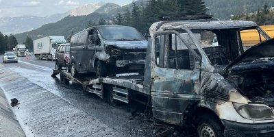 Adana-Pozantı Otoyolu’nda çekici alev aldı, yangın 2 araca sıçradı