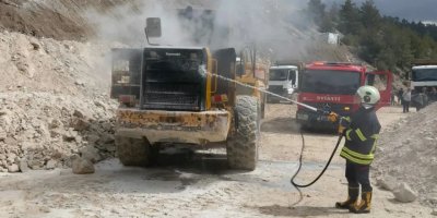 Feke’de alev alan iş makinesi kısa sürede söndürüldü