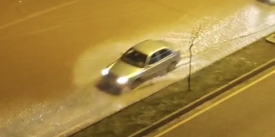 Adana’da şiddetli yağmur cadde ve sokakları göle çevirdi