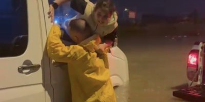 Minibüste mahsur kalan 4 kişiyi itfaiye kurtardı