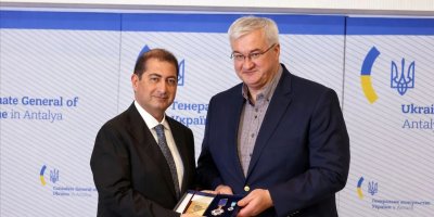 Adana Fahri Konsolosu Ömer Faruk Sakarya’ya Ukrayna’dan onur nişanı