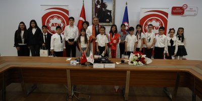 Üniversite senatosu 1 günlüğüne çocukların oldu