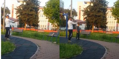 Parkta çocuğa oyuncak silahla atış talimi yaptırdı