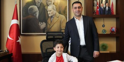 Çukurova Belediye Başkanı Kozay, makam koltuğunu çocuklara devretti