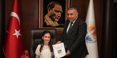 Küçük yazar Zeynep Demir, Büyükşehir'de başkanlık koltuğuna oturdu