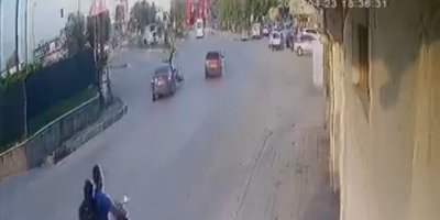 Otomobil çarptı, elektrikli bisiklet ikiye bölündü: Sürücü havada takla attı
