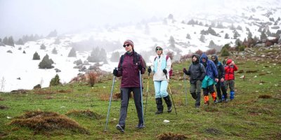 Aladağlar’da bahar tırmanışı: Dağcılar zirvede