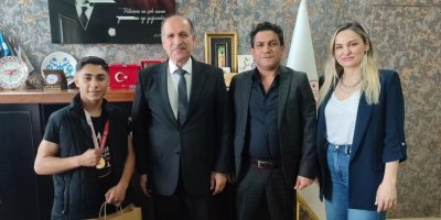 Muaythai şampiyonu genç sporcu müdür Aydın ile buluştu