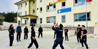 Polis, öğrencilerin voleybol heyecanına ortak oldu