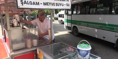 1 Mayıs'ta çalışan seyyar satıcı: "İşçi bayramında en çok işçiler çalışıyor"