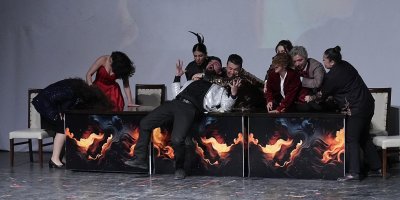 Adana’da avukatlar tiyatro sahnesinde performans sergiledi