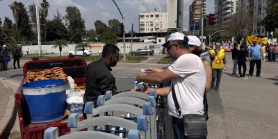 Adana'da simitçiler ve su satıcıları bariyerlerin arkasında çalışmaya devam etti