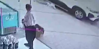 Adana'da faciadan dönüldü: Park halindeki aracın altına giren çocuk son anda kurtarıldı