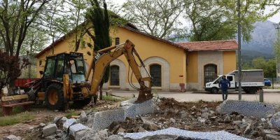Pozantı’da 25 Mayıs Parkı yenileniyor