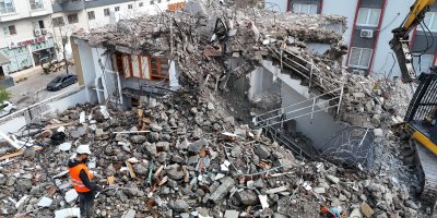Adana'da depremde hasar gören mahkemelik binalarda yıkım başladı