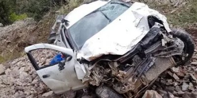 Taklalar atarak uçuruma yuvarlanan otomobilden yaralı kurtuldu
