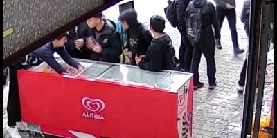 Öğrenciler dondurmaları montlarına gizleyip çaldı