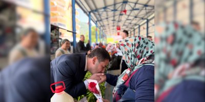 Feke'de kadın pazarcılara Anneler Günü hediyesi başkan Özen'den