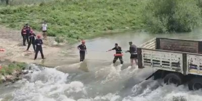 Adana'da Karaçay Nehri'nde mahsur kalan kamyondaki 2 kişi kurtarıldı