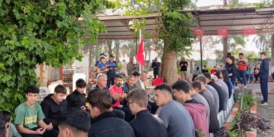 Kozan'da Gençlik Haftası kapsamında gençler şehitlikte dua etti