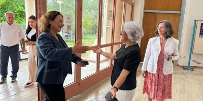 Müzeyyen Şevkin, Prof. Dr. Atike Nazik’in emeklilik törenine katıldı