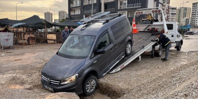 Adana’da yağış sonrası oluşan çukura düşen araç zarar gördü