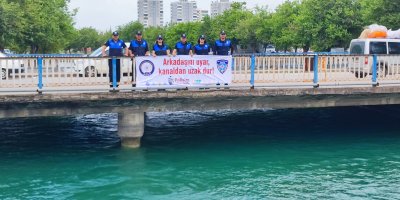 Adana'da polis ekipleri kağıt oyununa ara verdirip, boğulma bilgilendirmesi yaptı