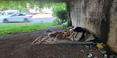 Adana’da köprü altında yaşam mücadelesi: Araba çarpan yaşlı adam yardım bekliyor