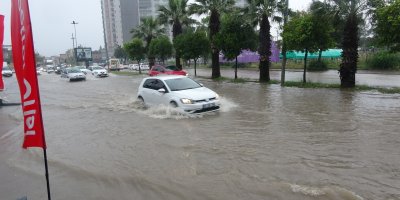 Adana’yı sağanak yağış vurdu, yollar göle döndü