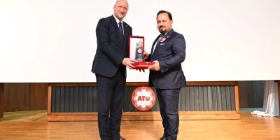 Başkan Uludağ’a “Öğrenci Dostu Belediye Başkanı” ödülü