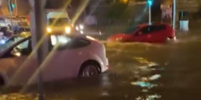 Adana’da sağanak yağış yolları göle çevirdi