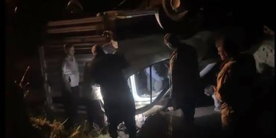Feke’de küçükbaş hayvan yüklü kamyonet devrildi: 2 kişi yaralandı