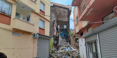 Sağanak ve deprem sonrası metruk binanın bir kısmı yıkıldı