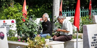 Şehitliklerde bayram arifesi yoğunluğu