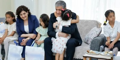 Vali Yavuz’dan çocuk evlerine bayram ziyareti