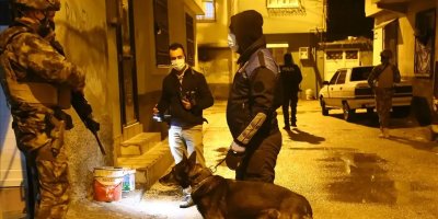 Köpek kulübesindeki uyuşturucu satışına suçüstü