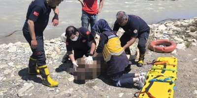 Serinlemek için girdiği suda can verdi