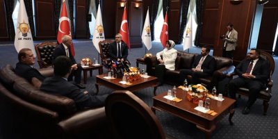 Siyasi partiler arasında bayramlaşma | AK Parti ve CHP üç bayram sonra bayramlaştı