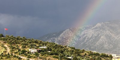 Türk bayrağı ve gökkuşağı aynı karede buluştu
