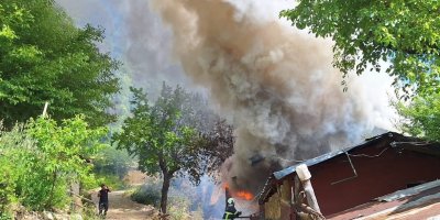 Kozan’da yayla evinde çıkan yangın ormanlık alana sıçradı
