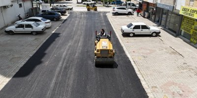Ceyhan’da parke yollar sıcak asfaltla yenileniyor