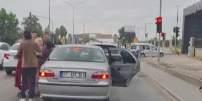 Adana'da trafikte kadınlı erkekli kavga kameraya yansıdı