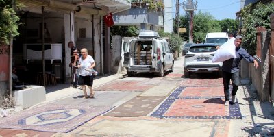 Mahalleli toza karşı sokağa halı serdi