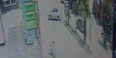 El frenini çekmeyi unuttu, otomobil traktöre çarptı