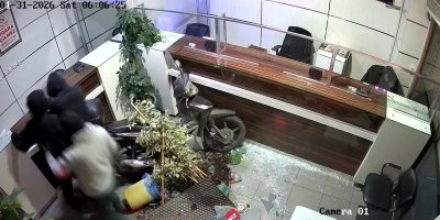 Kepengi cip ile kırıp döviz bürosunu soydular